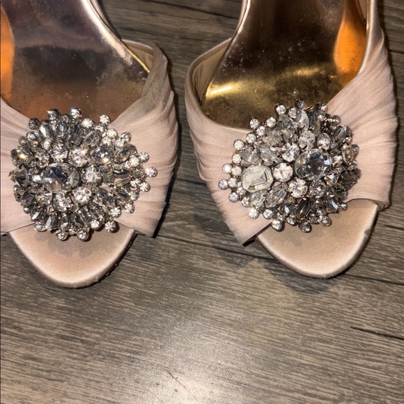 Badgley Mischka  Ivory Peep Toe Jeweled Pump Size 6.5 - Picture 6 of 7